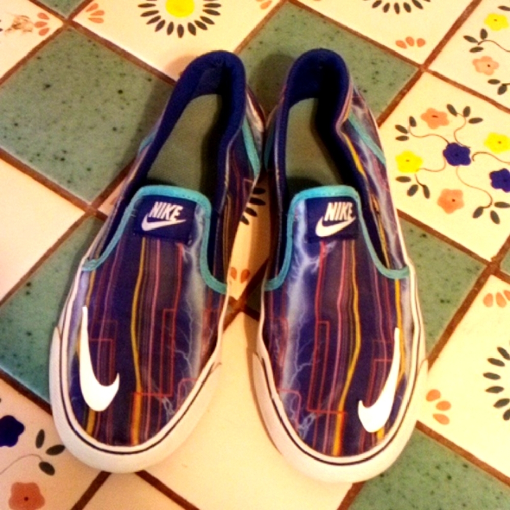 Nike slip on tennis shoes geometric design royal blue light peeling
